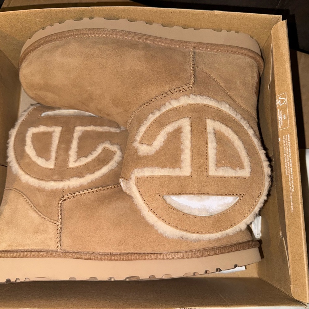 Authentic UGG Telfar Large shopper chestnut & UGG Telfar Logo Mini Lb Fur Boots - Picture 6 of 9